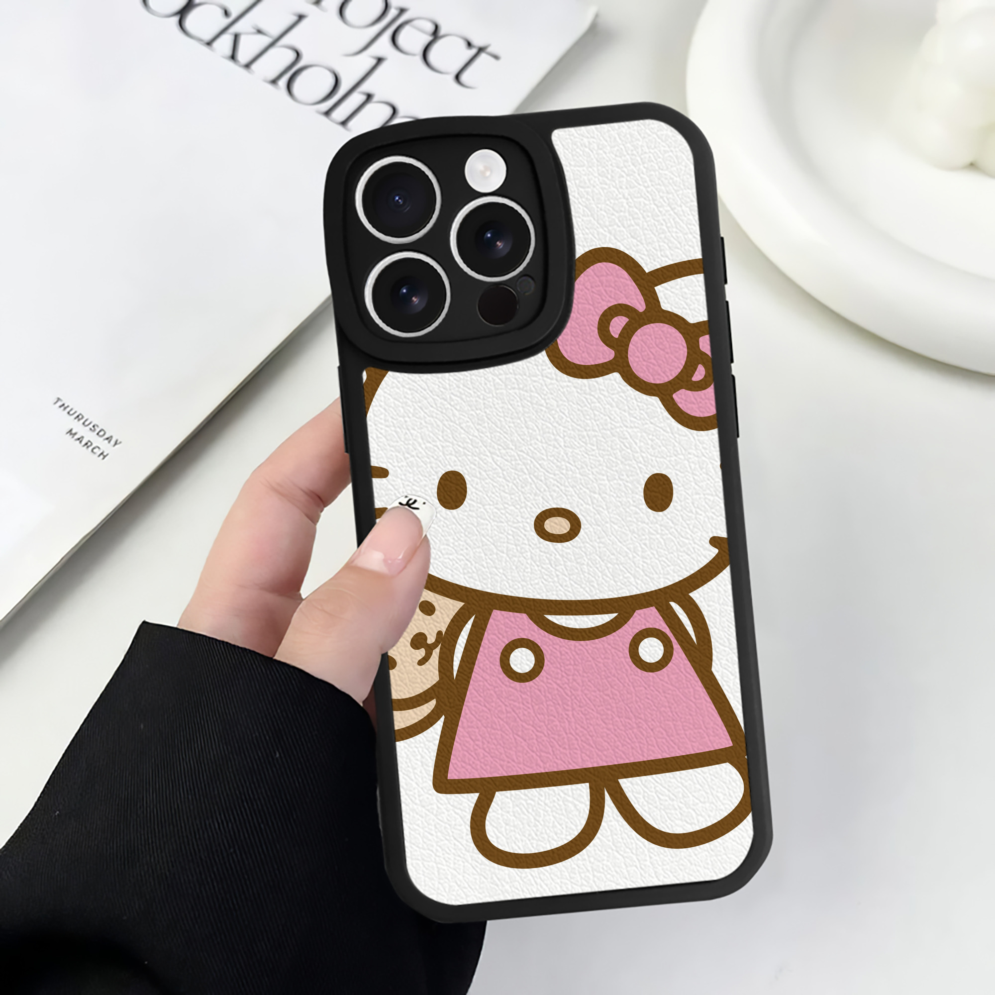 （画像用） Hello Kitty ハローキティ 【iPhone 16シリーズ対応】シリコンスマホケース（レザー調） 材質：シリコン